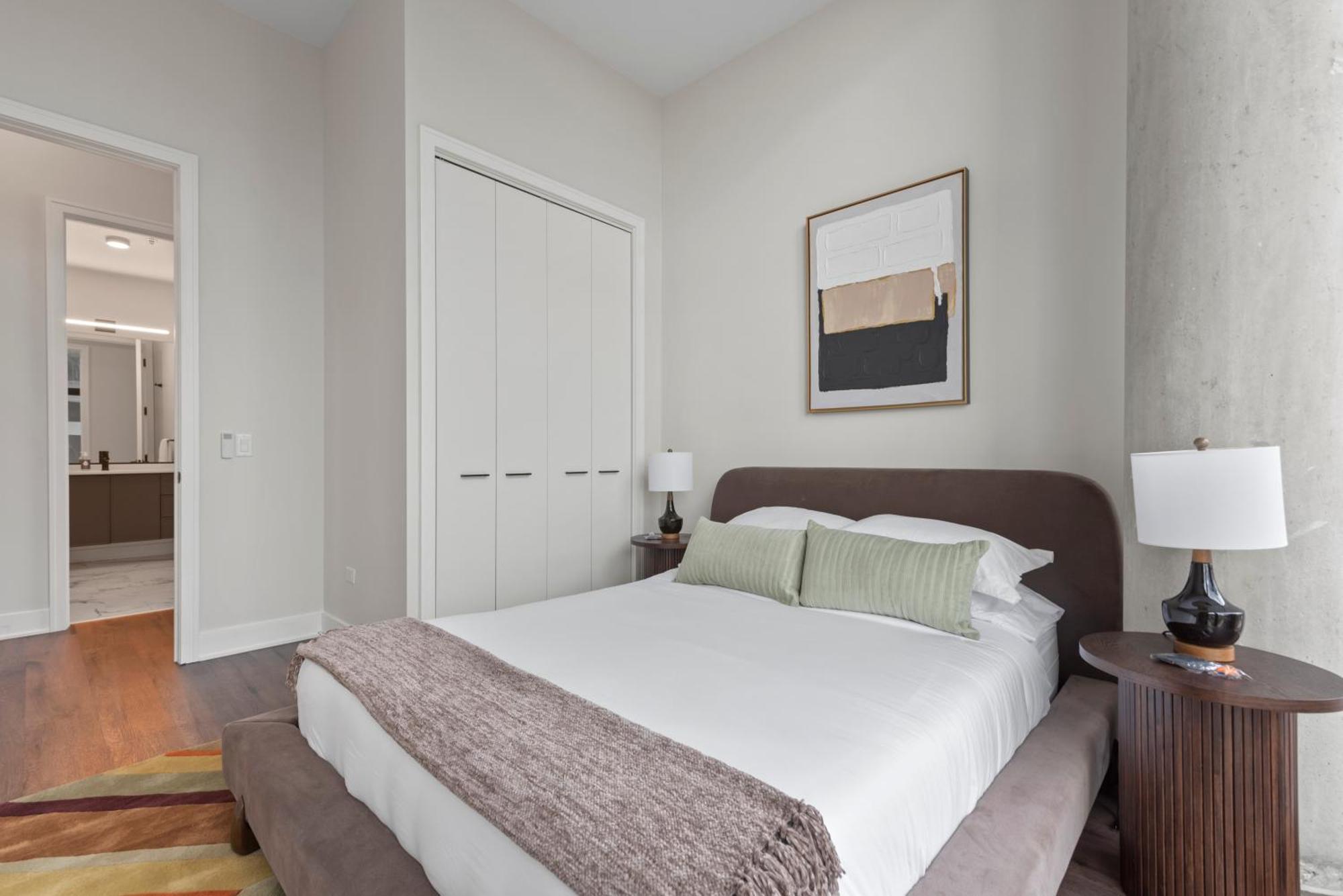 Avra Stylish Prime West Loop Location Near Union Park *