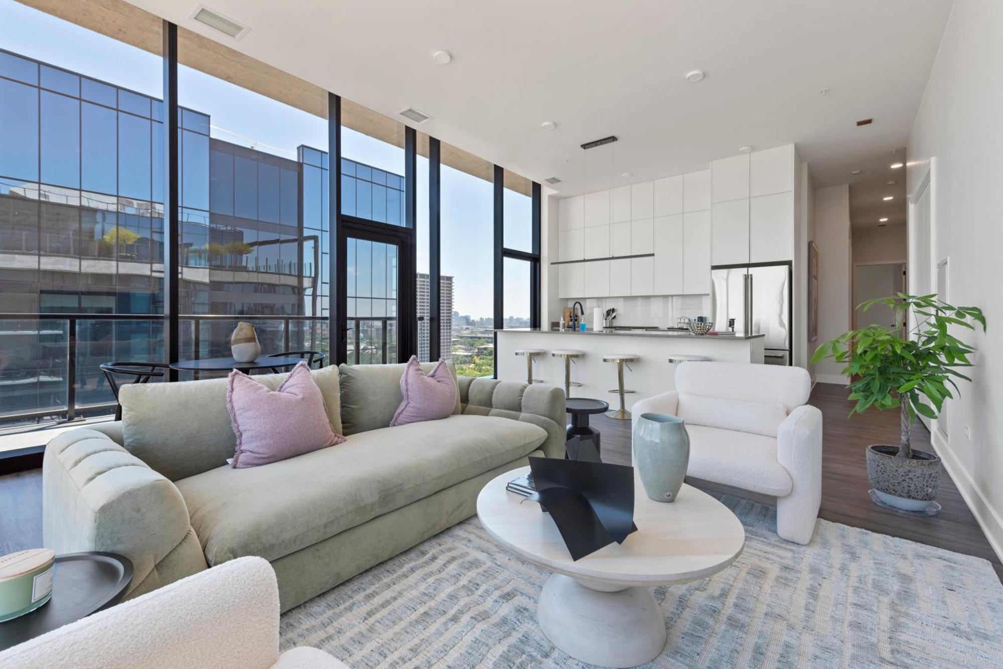 Avra Stylish Prime West Loop Location Near Union Park *