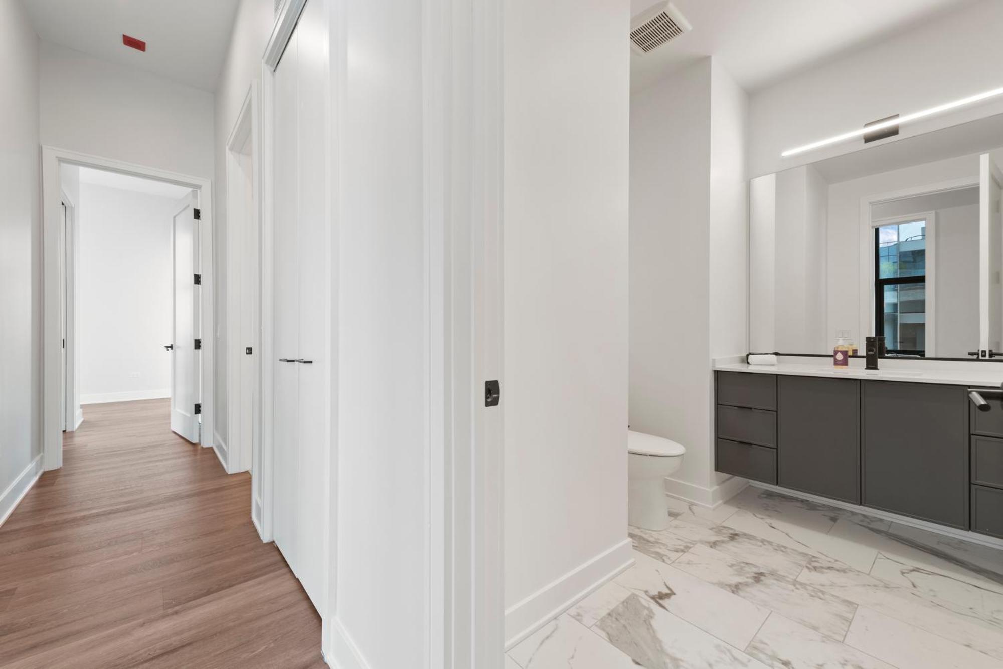 Avra Stylish Prime West Loop Location Near Union Park Apartment