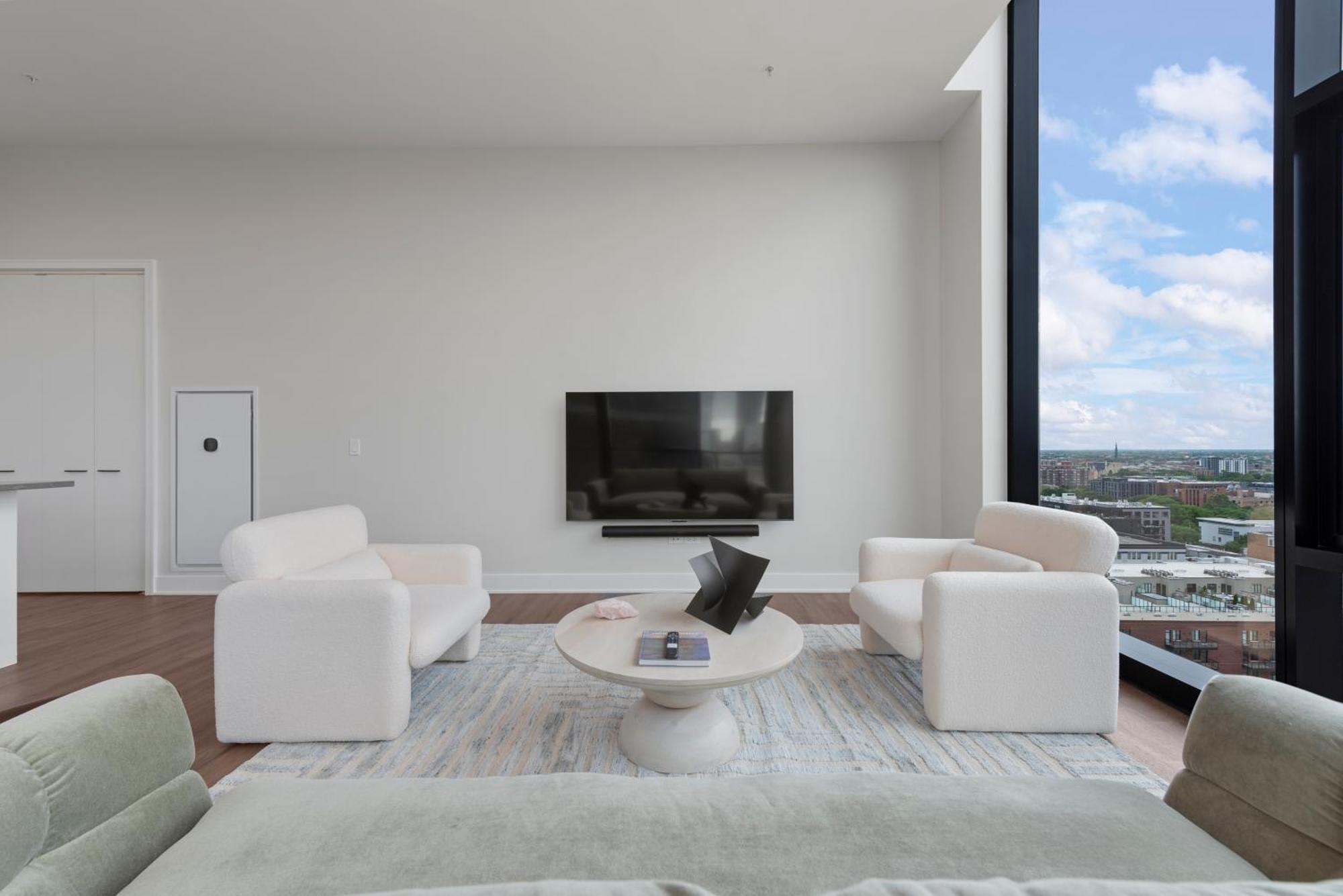 Avra Stylish Prime West Loop Location Near Union Park Apartment
