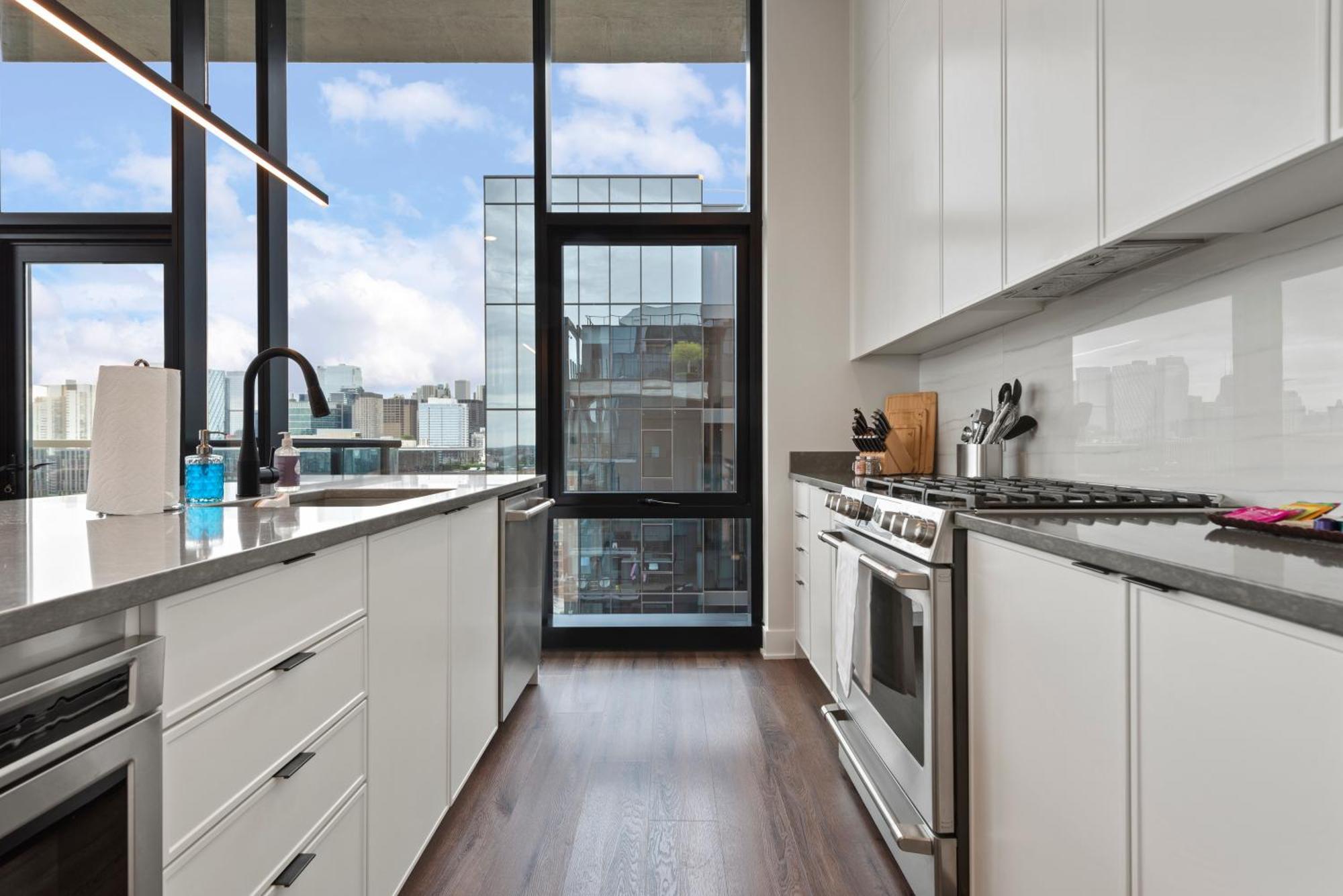 Avra Stylish Prime West Loop Location Near Union Park *